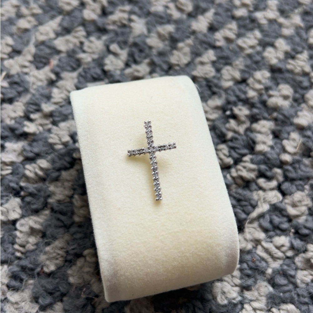Elegant Silver Cross Pendant Necklace